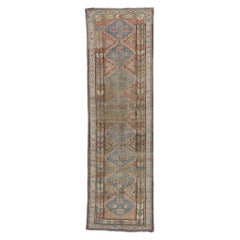 Tapis de couloir persan ancien Shiraz de style tribal rustique