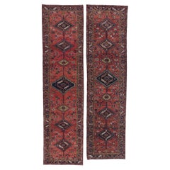 Paire de tapis de couloir Heriz persans vintage assortis
