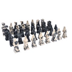 Jeu d'échecs chinois sculpté en résine de pierre marbrée noire et blanche