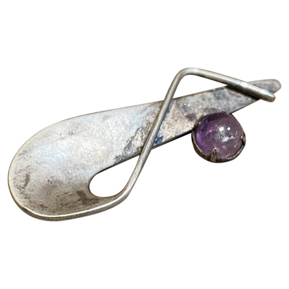 1970s Sculptural Sterling Silver Amethyst Brooch Pin Mexican Modernist
Stamp present.
Size: 2.38 W x .75 tall x .38 Depth inches
Preowned Original Vintage Condition.
See our images.