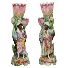 Paire de vases à fleurs en majolique française représentant un couple de Barbotins:: vers 1910