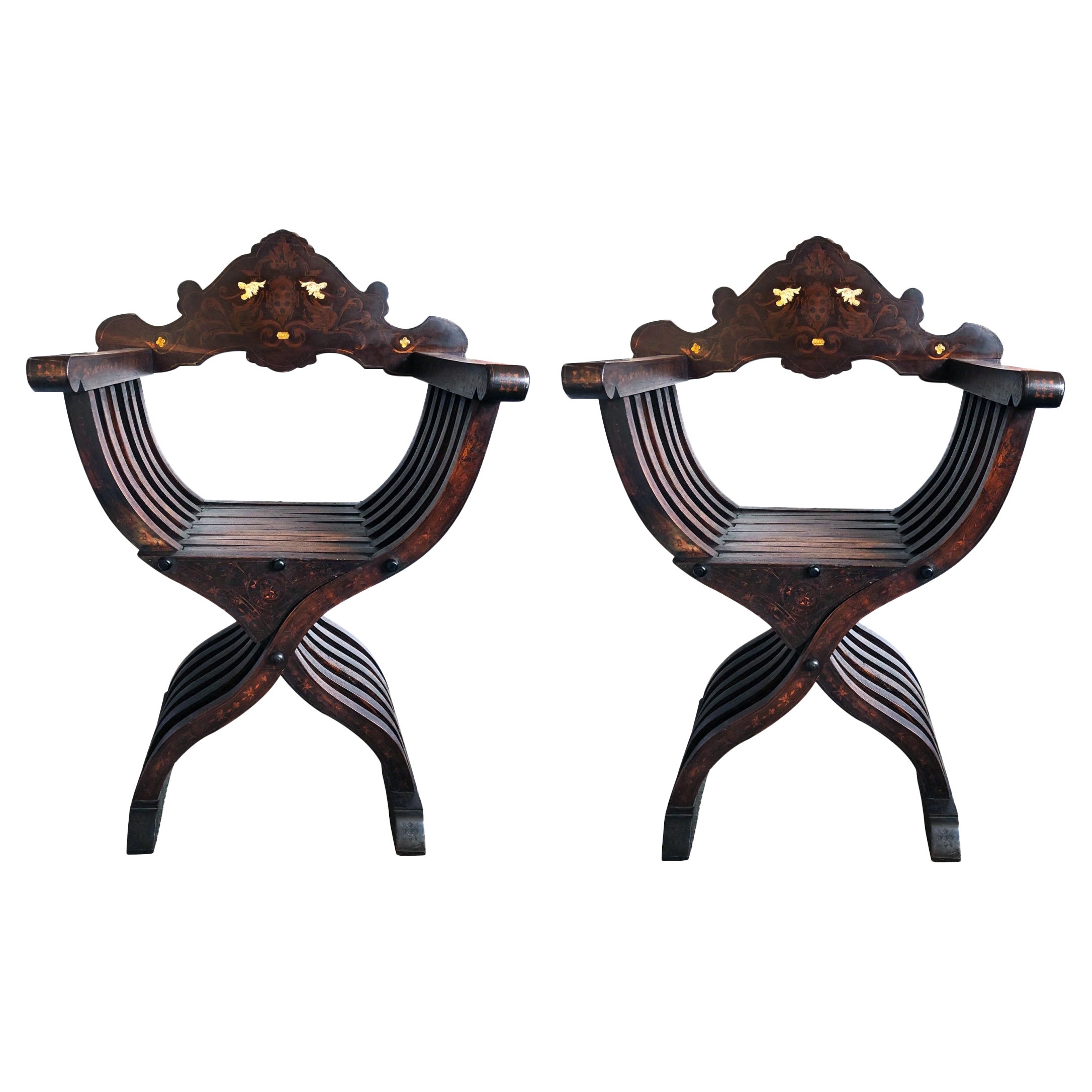 Paire de chaises Savonarola en forme de X en noyer et os incrustés, de qualité Florentine en vente
