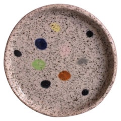 Assiette ronde peinte à pois colorés en argile de Stracciatella  avec glaçure transparente