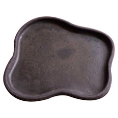 Assiette caniche de forme libre en argile Truffle noire avec glaçure bleu nuit mate