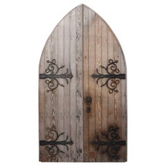 Porte antiche della chiesa ad arco in stile gotico