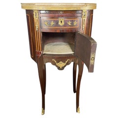 Erhabener:: eleganter französischer Nachttisch oder Beistelltisch im Louis-XVI-Stil mit Intarsien