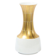 Vase en porcelaine moderniste en forme de sablier signé Tapio Wirkkala pour Rosenthal