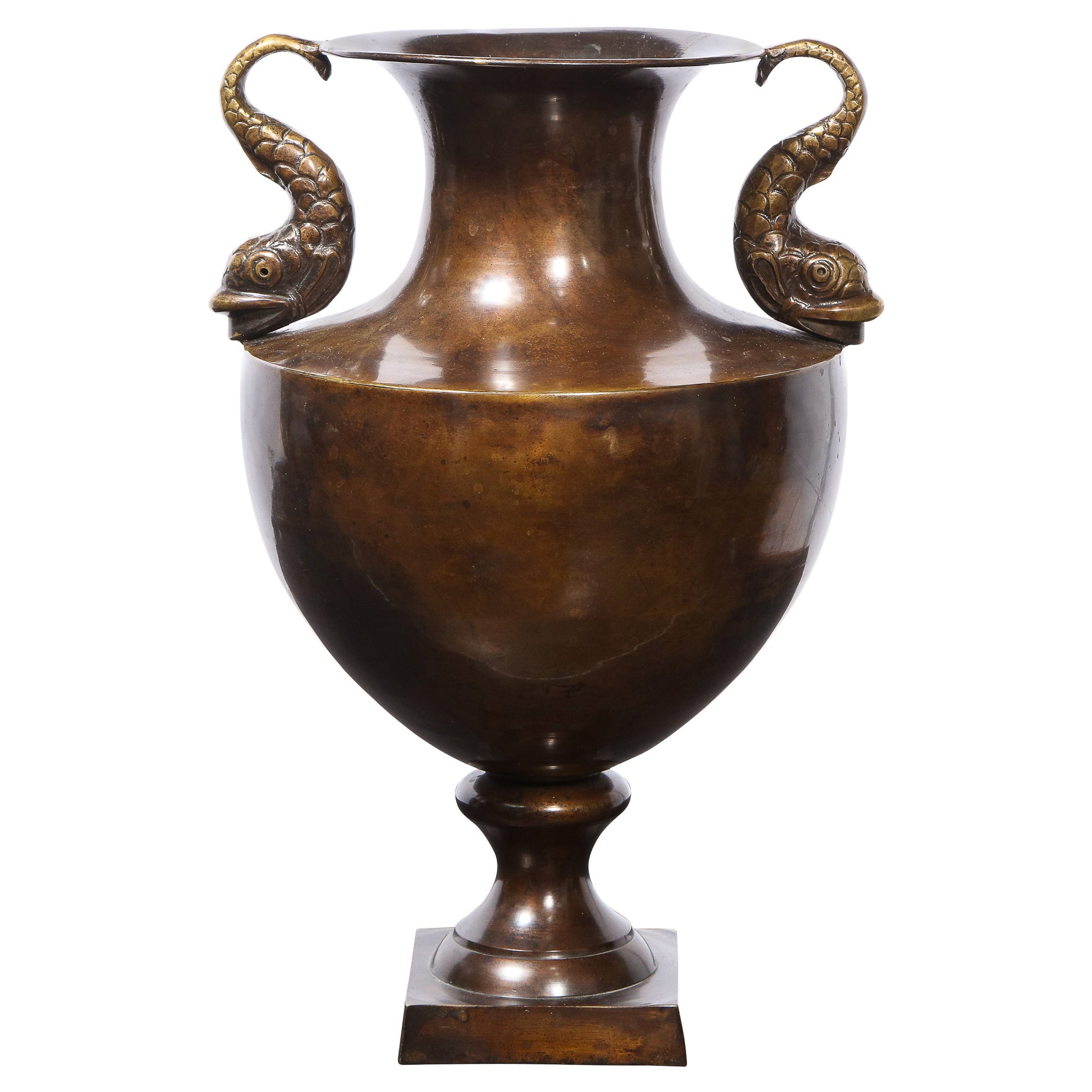 Vase classique suédois du XIXe siècle en forme d'urne en bronze avec poignées en forme de dauphin