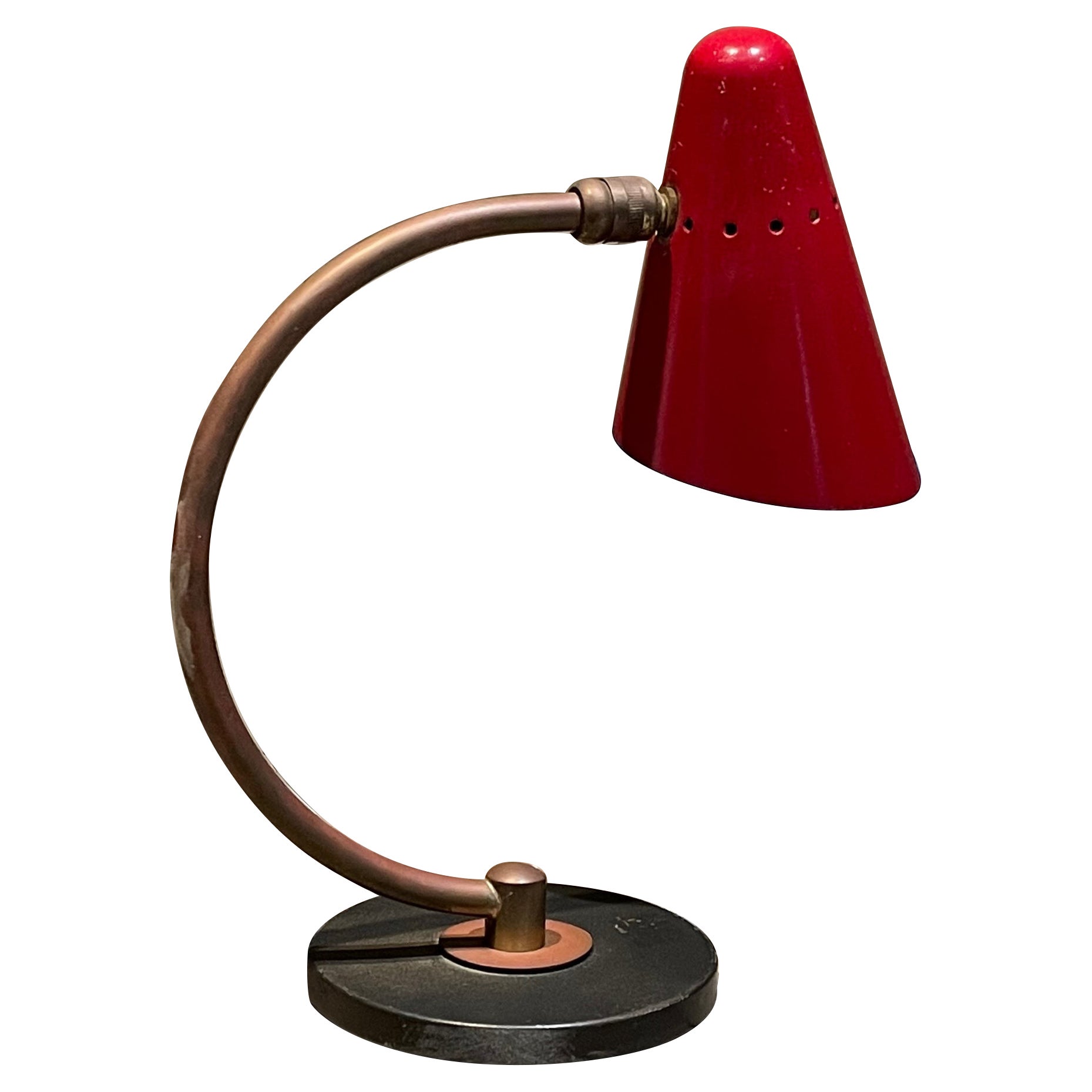 Jolie lampe de bureau française des années 1950 en forme de cône perforée rouge