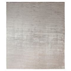 Rug & Kilim è un tappeto solido personalizzato in grigio e argento tono su tono.