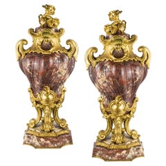 Paire de tabourets de style Louis XV montés en bronze doré et marbre
