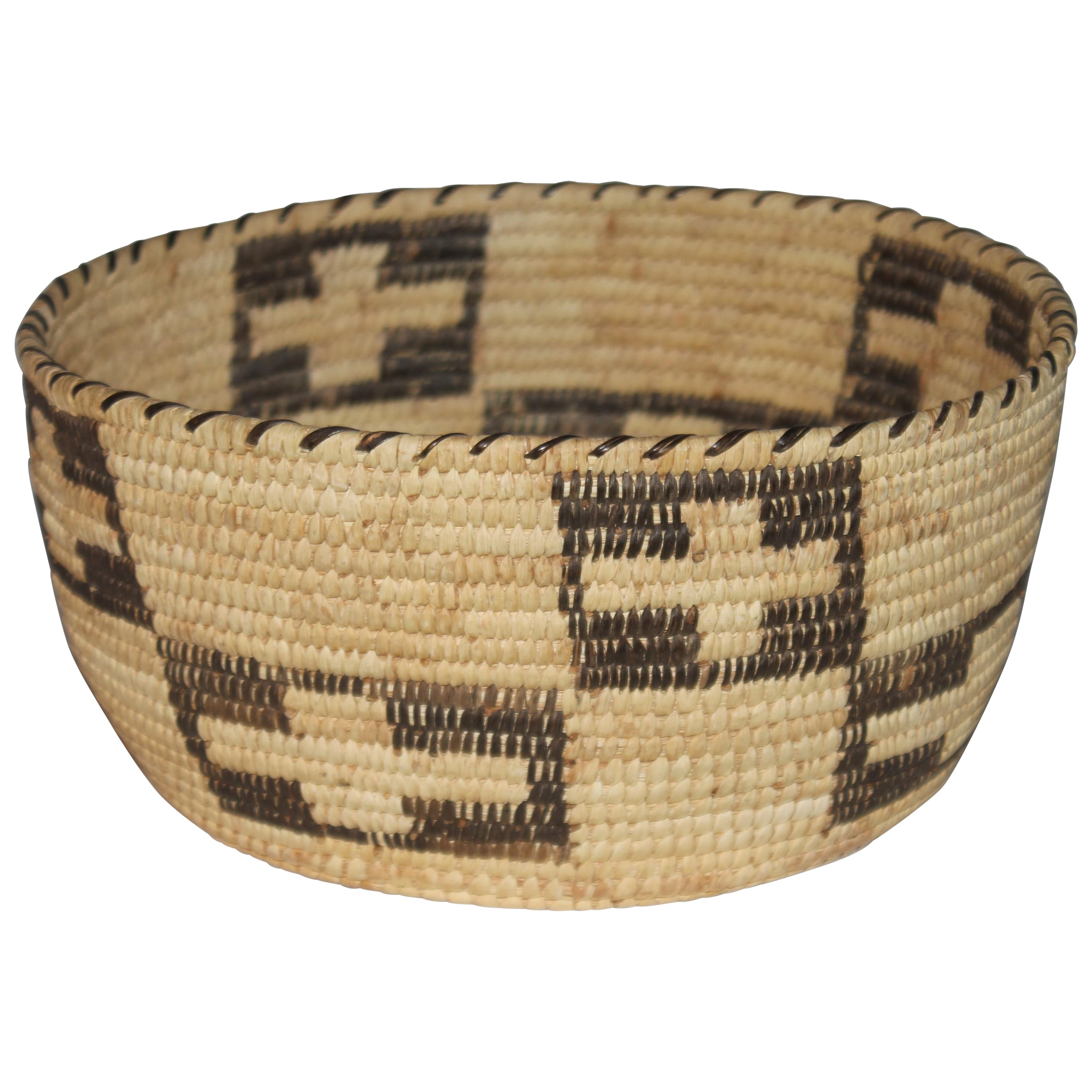 Panier en forme de bol Papago du 20ème siècle avec motif géométrique de croix en vente