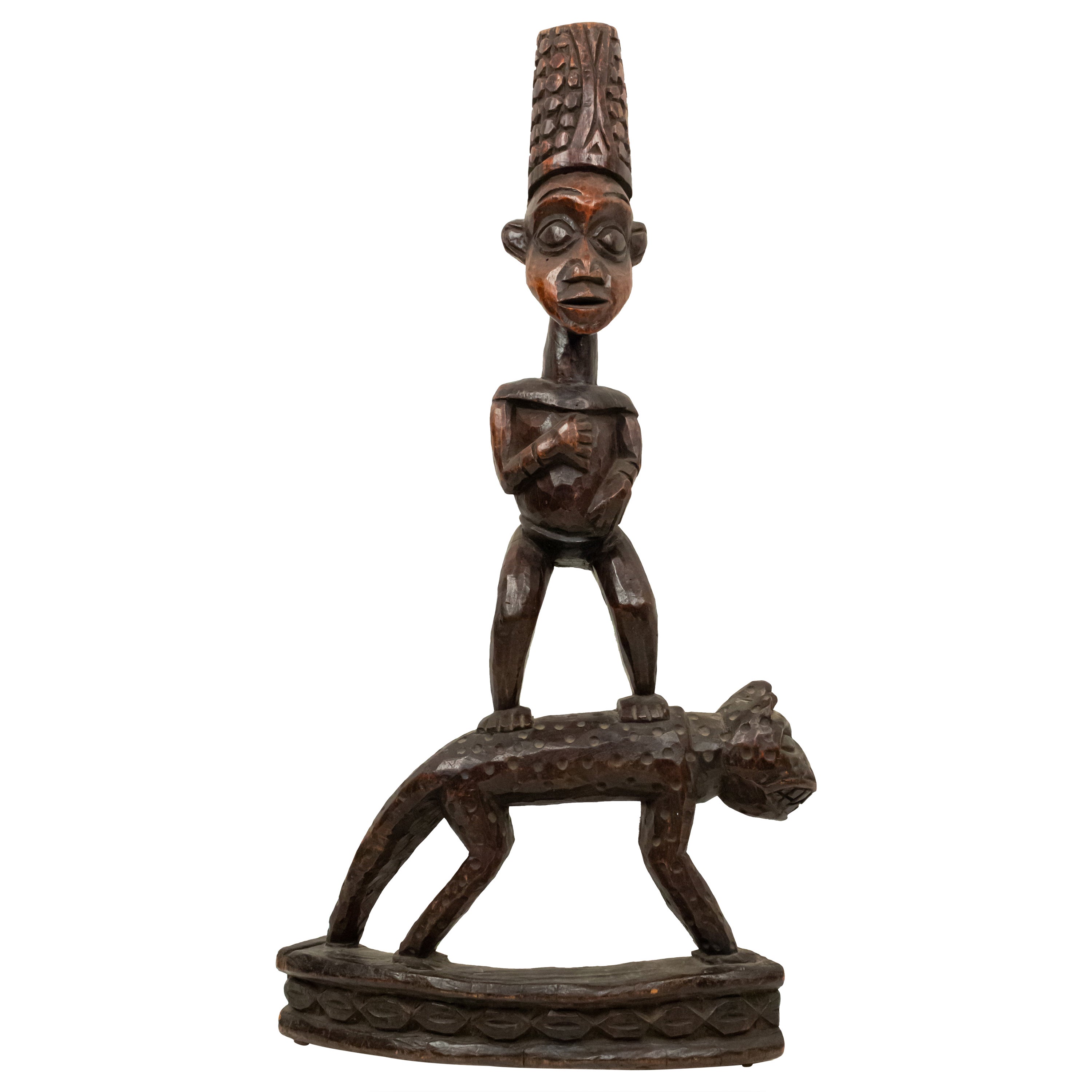 Afrikanische Skulptur einer Figur, die auf einem Leoparden steht