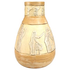 Österreichische Art-Déco-Kommode-Porzellanvase mit ägyptischen Figuren