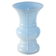 Vase à bec en porcelaine chinoise de couleur bleu clair à finition craquelée