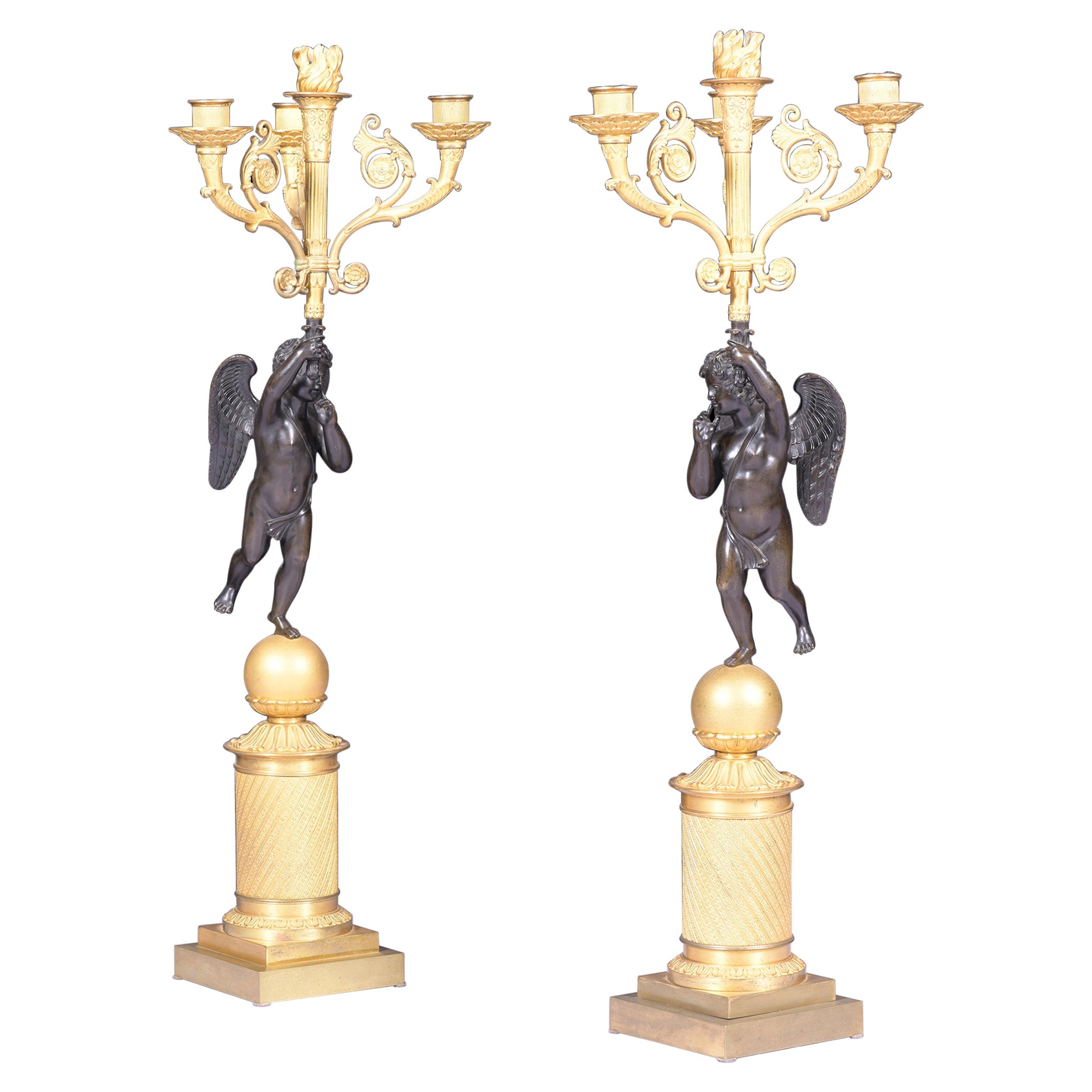 Paar französische Ormolu- und Bronzekandelaber aus der Empire-Periode des frühen 19. Jahrhunderts im Angebot