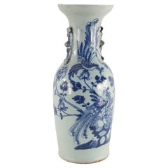 Urne chinoise en porcelaine à motif de paon blanc et bleu