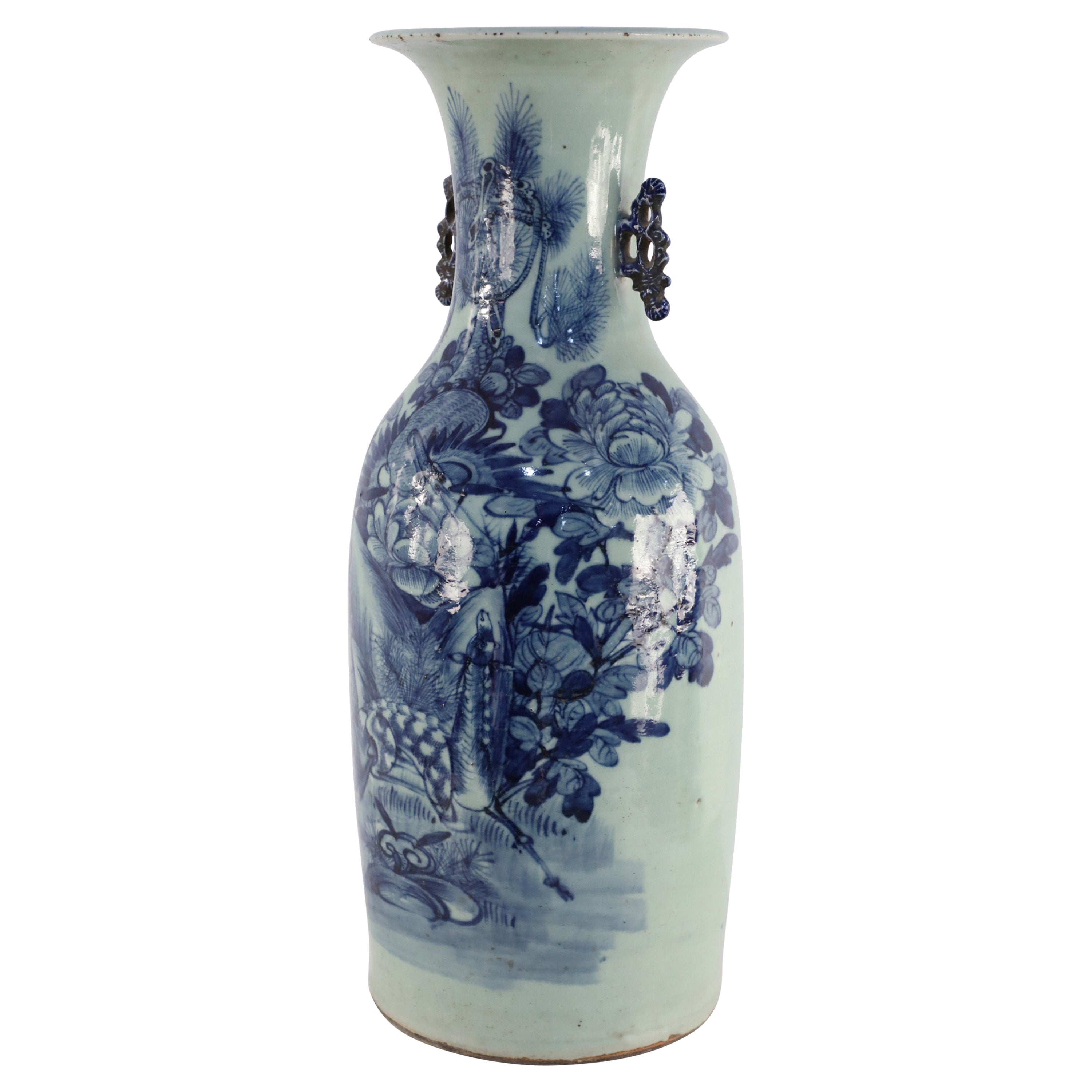 Urne chinoise en porcelaine à motif de nature blanc et bleu