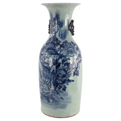 Urne chinoise en porcelaine blanche et bleue à motif de Nature