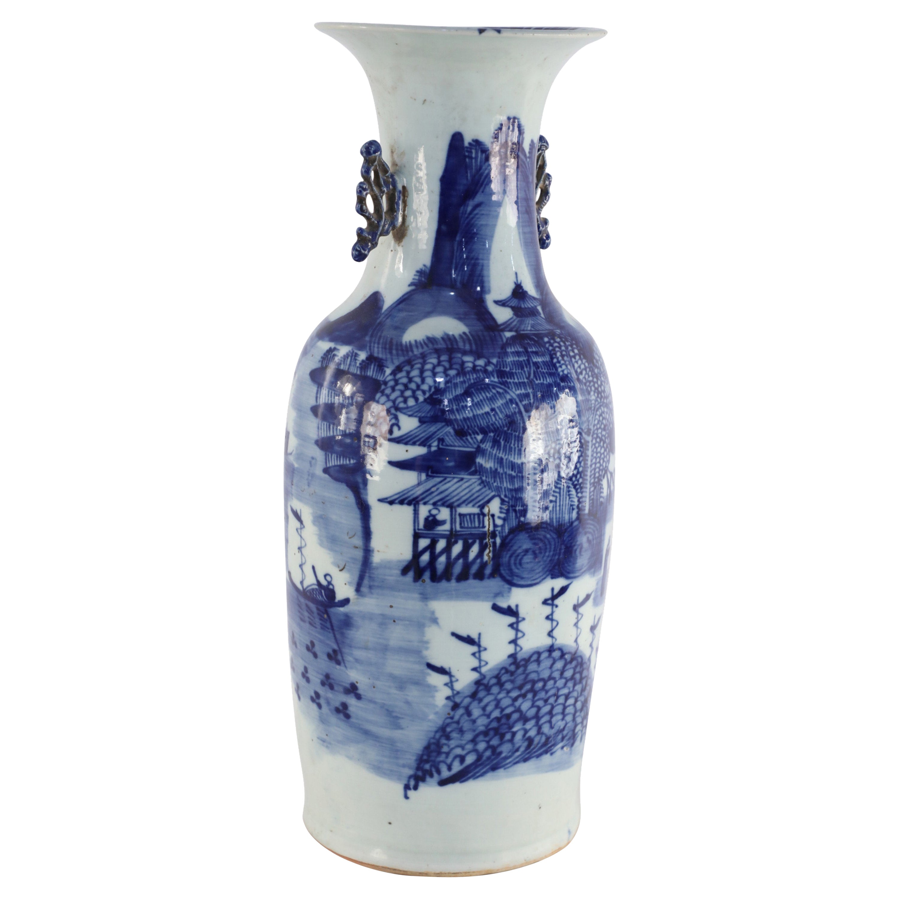 Urne chinoise en porcelaine blanche et bleue représentant une scène de village