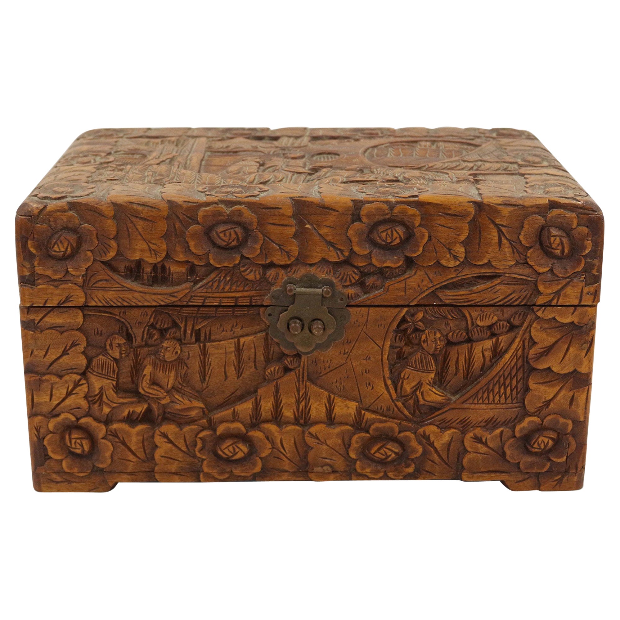 Boîte à couvercle à charnière en bois chinois du milieu du siècle au design scénique sculpté