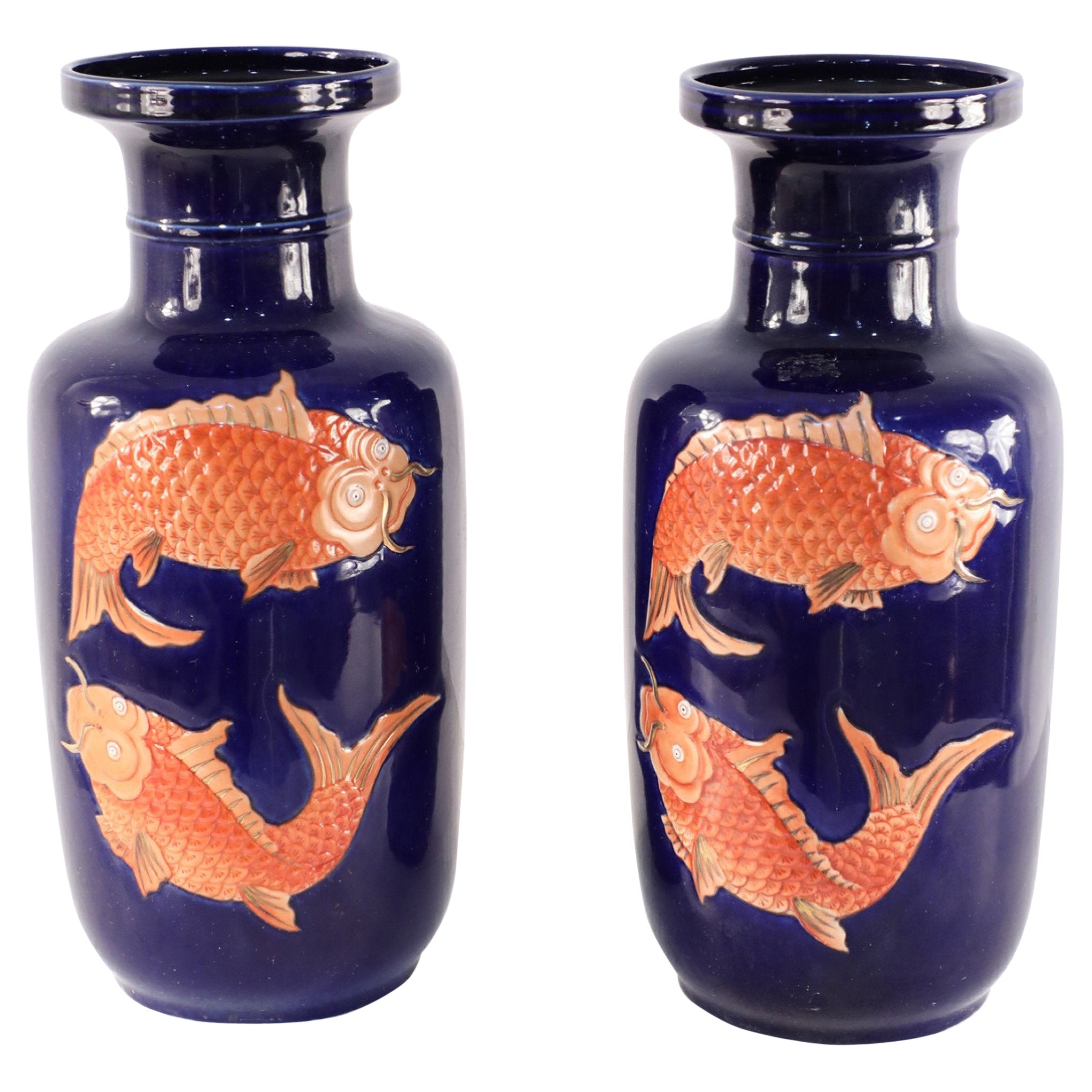 Paar chinesische Vasen mit blauem und orangefarbenem Fish Design aus Porzellan mit Hülsen