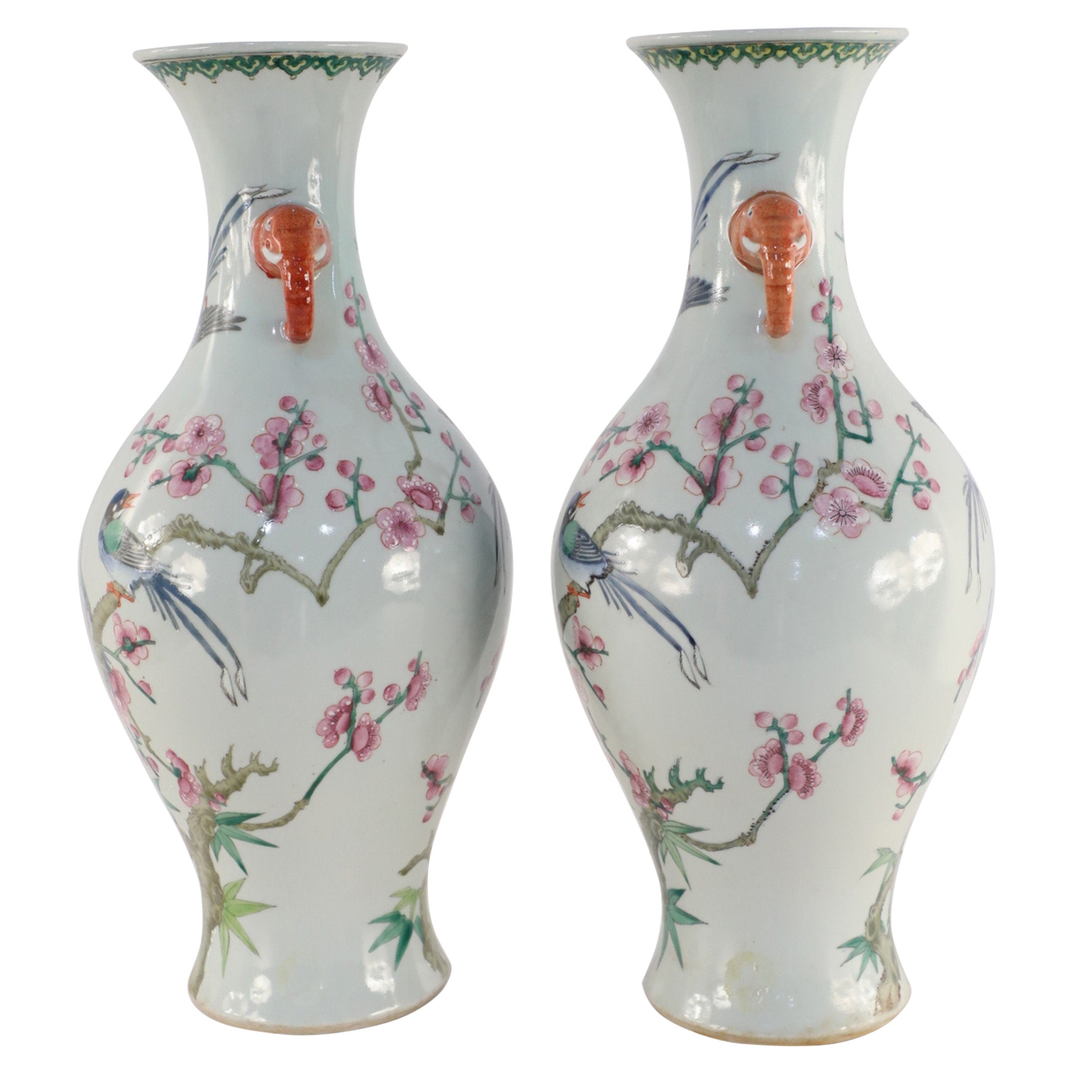 Paire de vases chinois en porcelaine à motifs de fleurs de cerisier et d'oiseaux blanc cassé