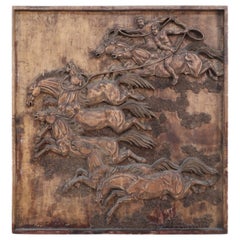 Plaque murale chinoise en bois sculpté représentant des cavaliers à cheval