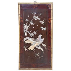Panel de arte chino que representa pájaros y ramas en piezas de nácar en relieve
