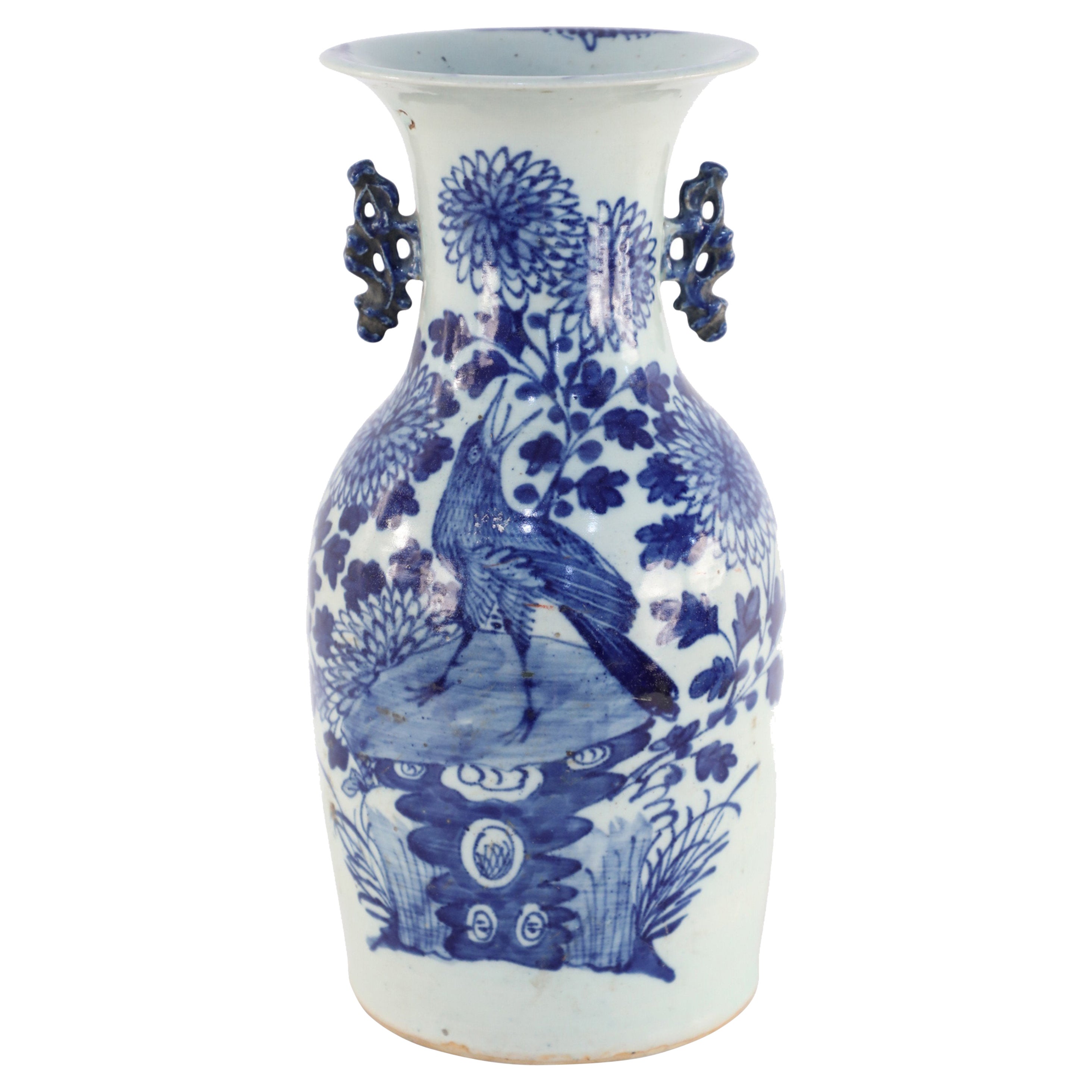Urne chinoise en porcelaine blanche et bleue représentant un chrysanthème et un oiseau