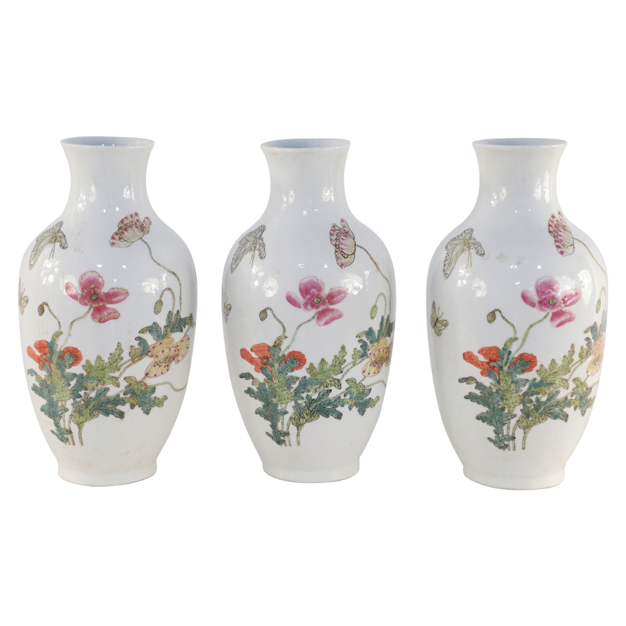 Vases chinois en porcelaine blanche à motifs floraux et papillons