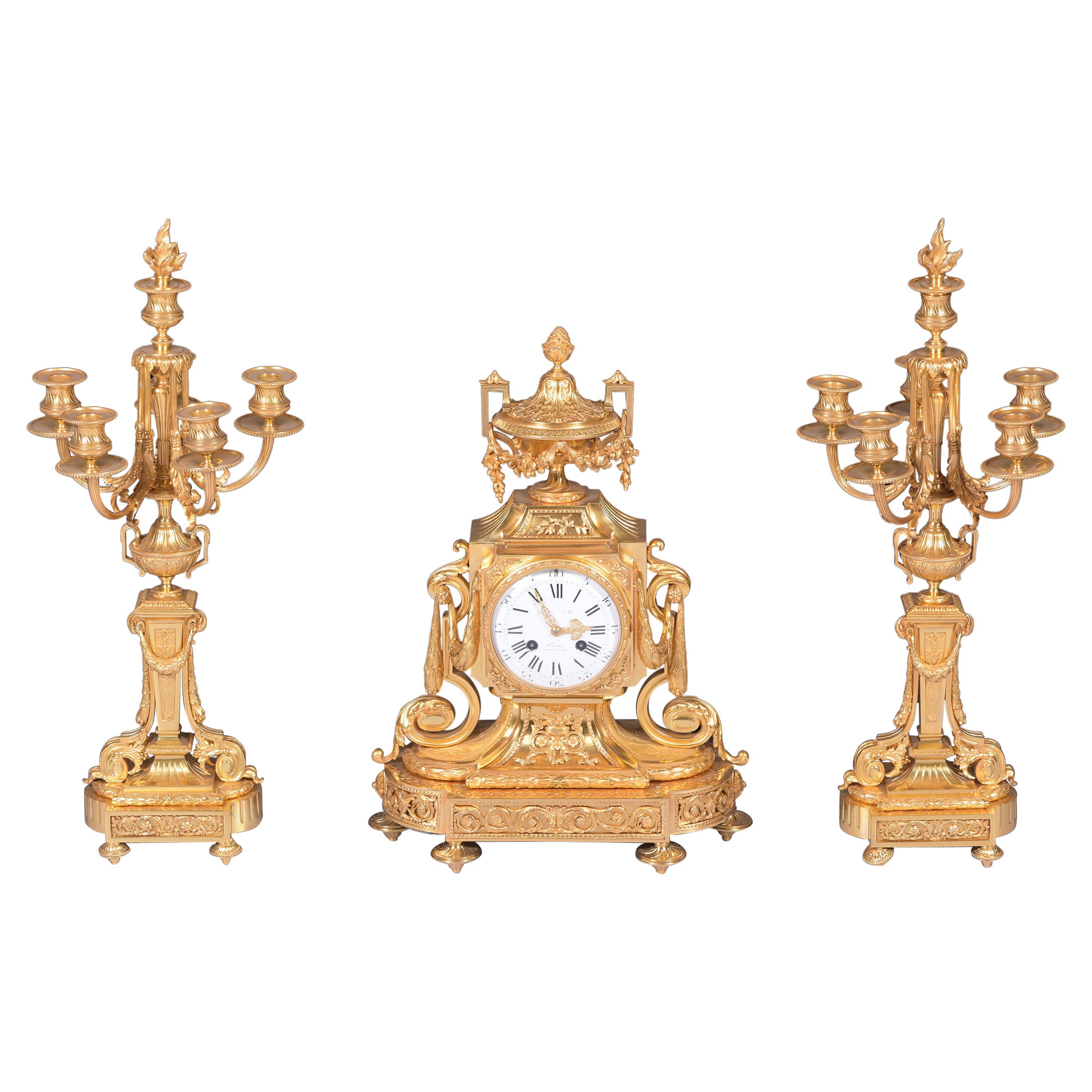 Garniture d'horloge de style néoclassique français du 19ème siècle en bronze doré en vente