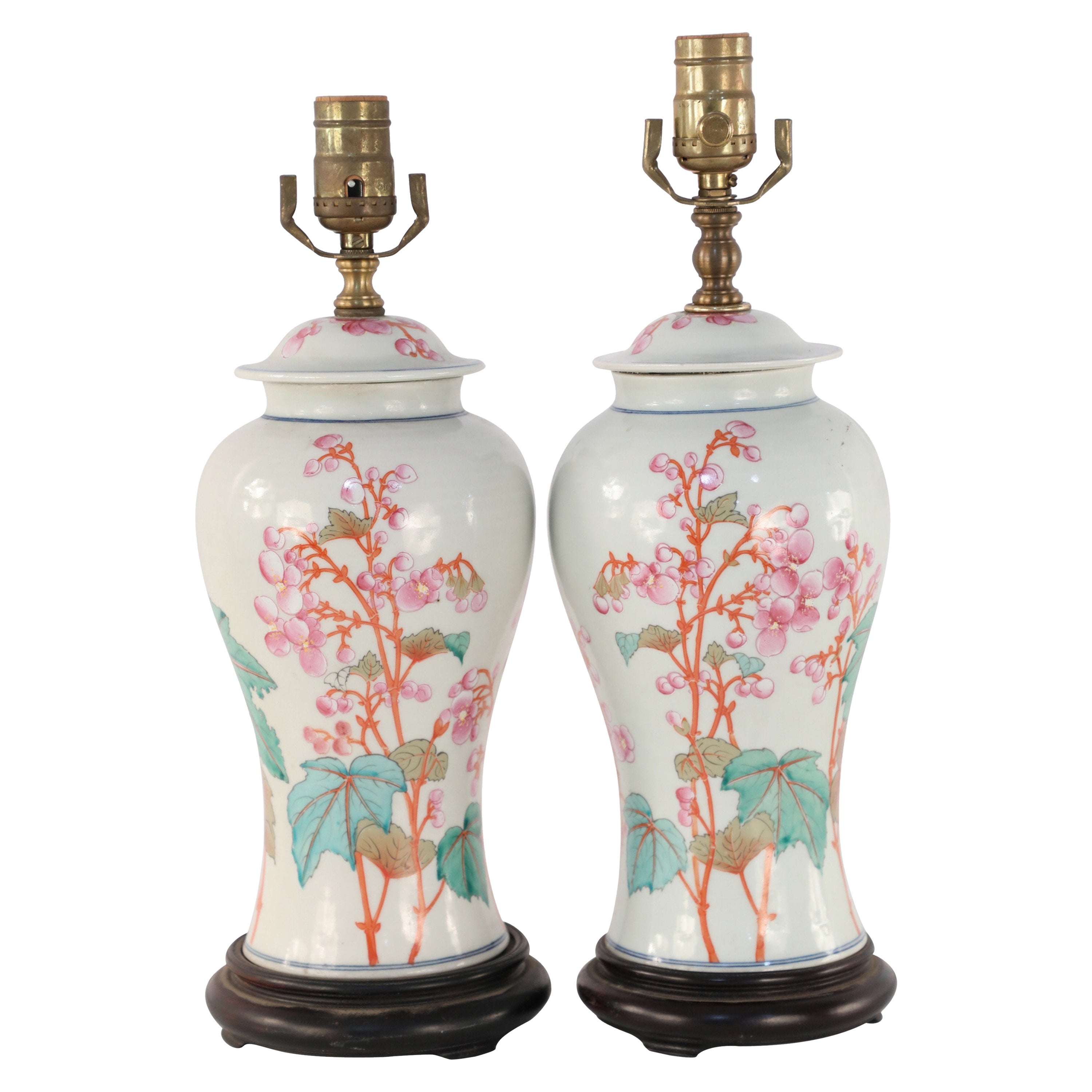 Paire de lampes de table chinoises en porcelaine à motifs floraux orange et rose, de couleur Off-White