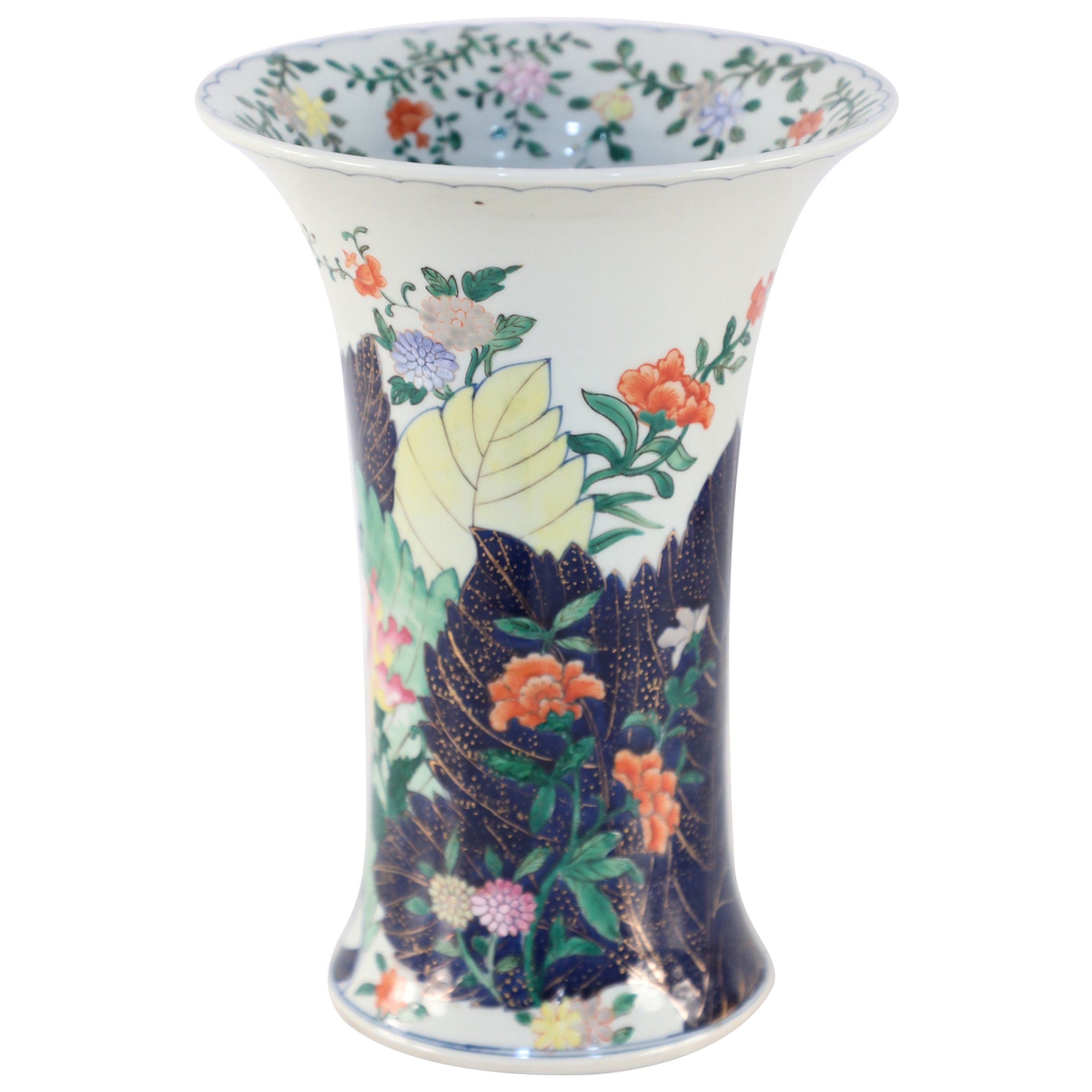 Chinesische geriffelte Vase aus weißem chinesischem Porzellan mit Pfau und Blumenmuster