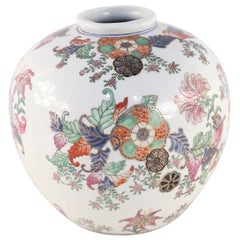 Jarrón redondo chino de porcelana blanca y flores multicolores