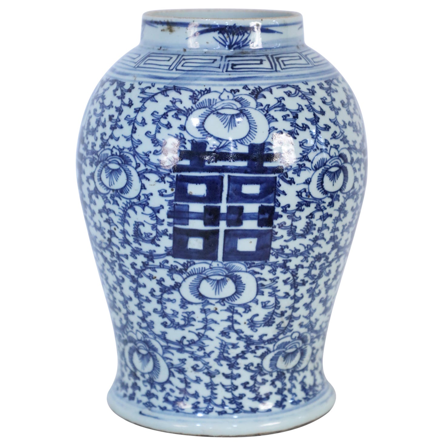 Chinesische chinesische Urne mit weißen und blauen Akzenten und Blumen