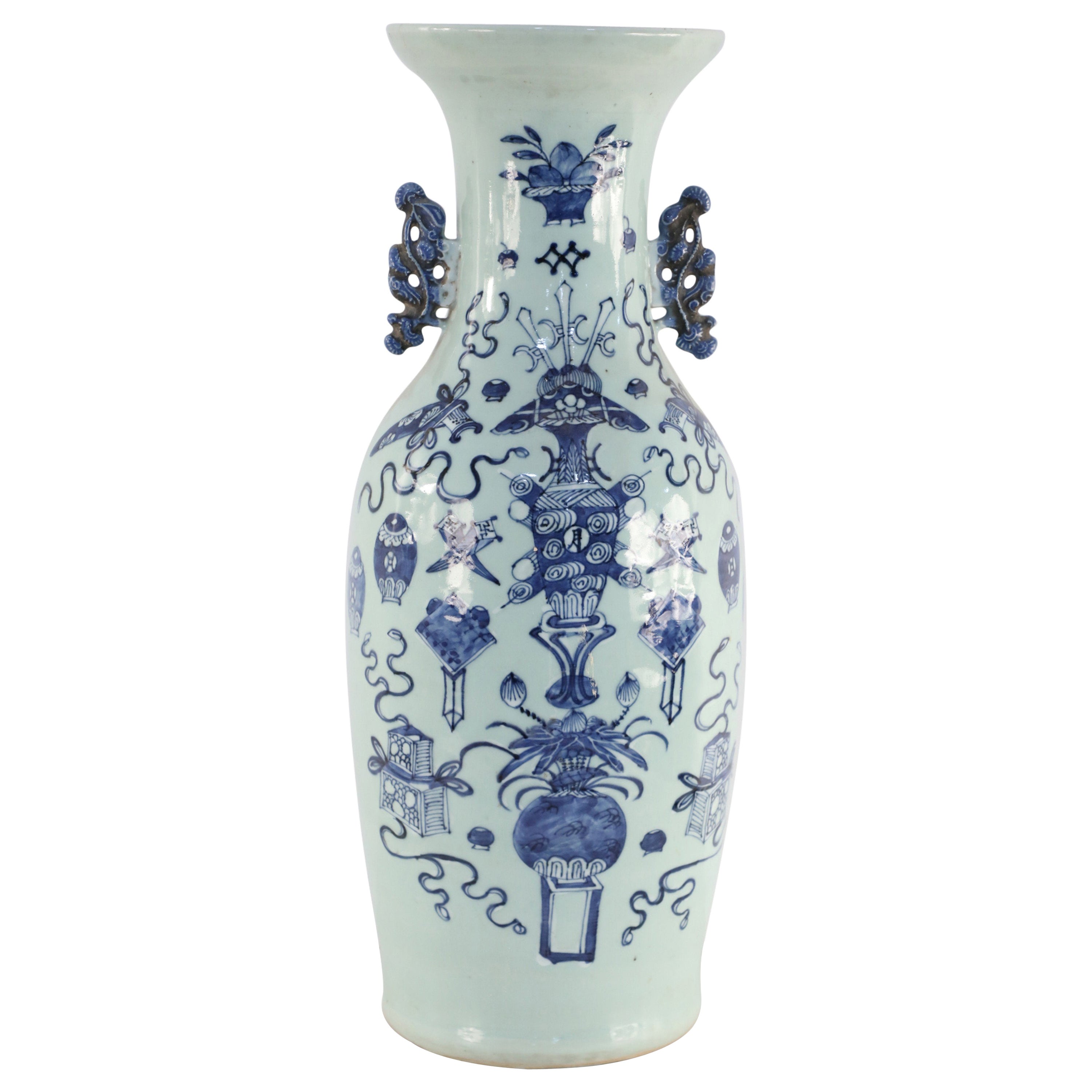Urne chinoise en porcelaine à motifs de symboles blanc cassé et bleu