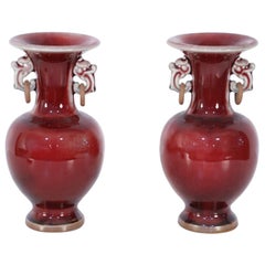 Paire de vases cannelés chinois en forme de sang de bœuf rouge