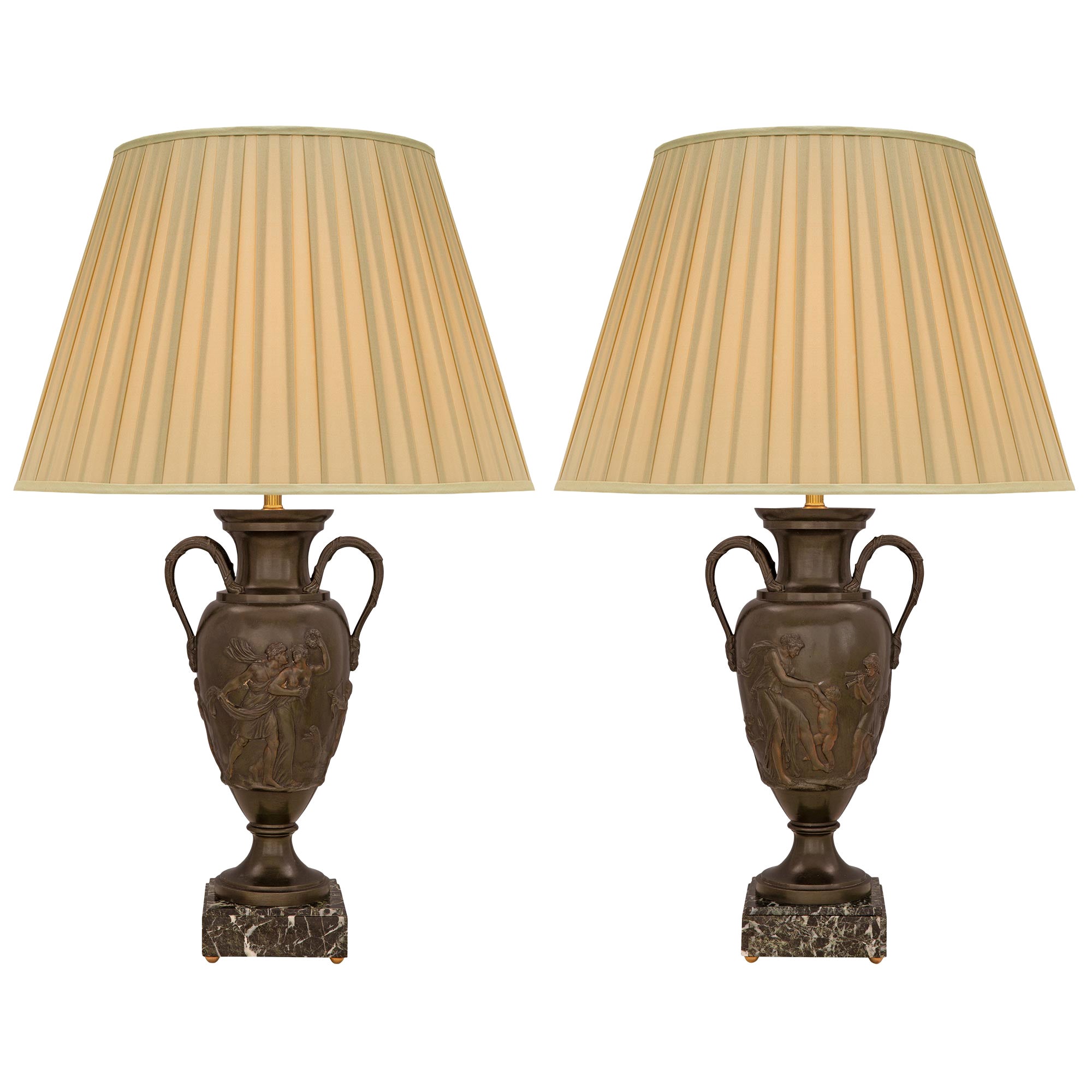 Coppia di lampade neoclassiche francesi del XIX secolo in bronzo patinato
