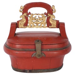 Caja china vintage de asas rojas y doradas talladas
