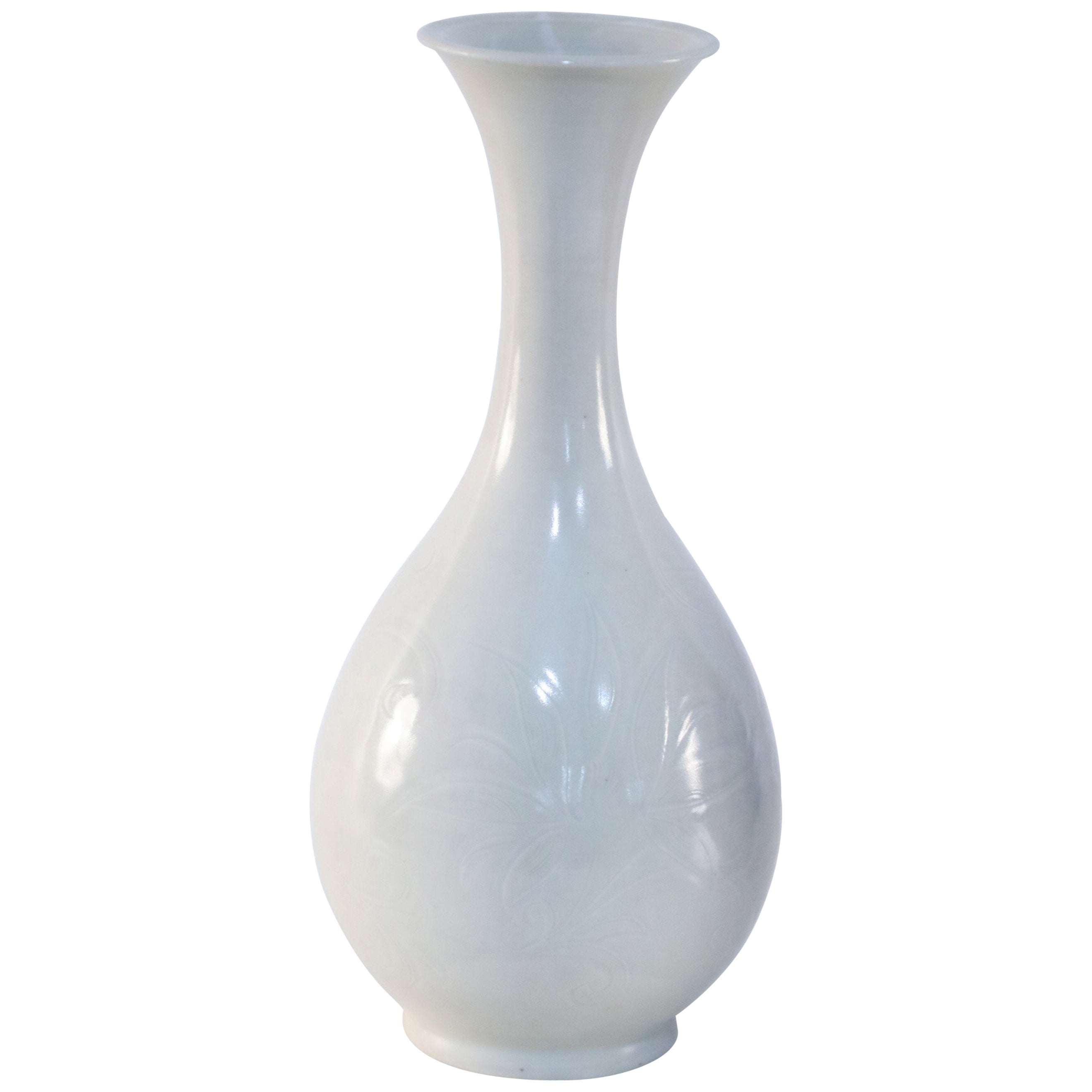 Vase chinois en porcelaine à motifs blanc cassé et ton sur ton