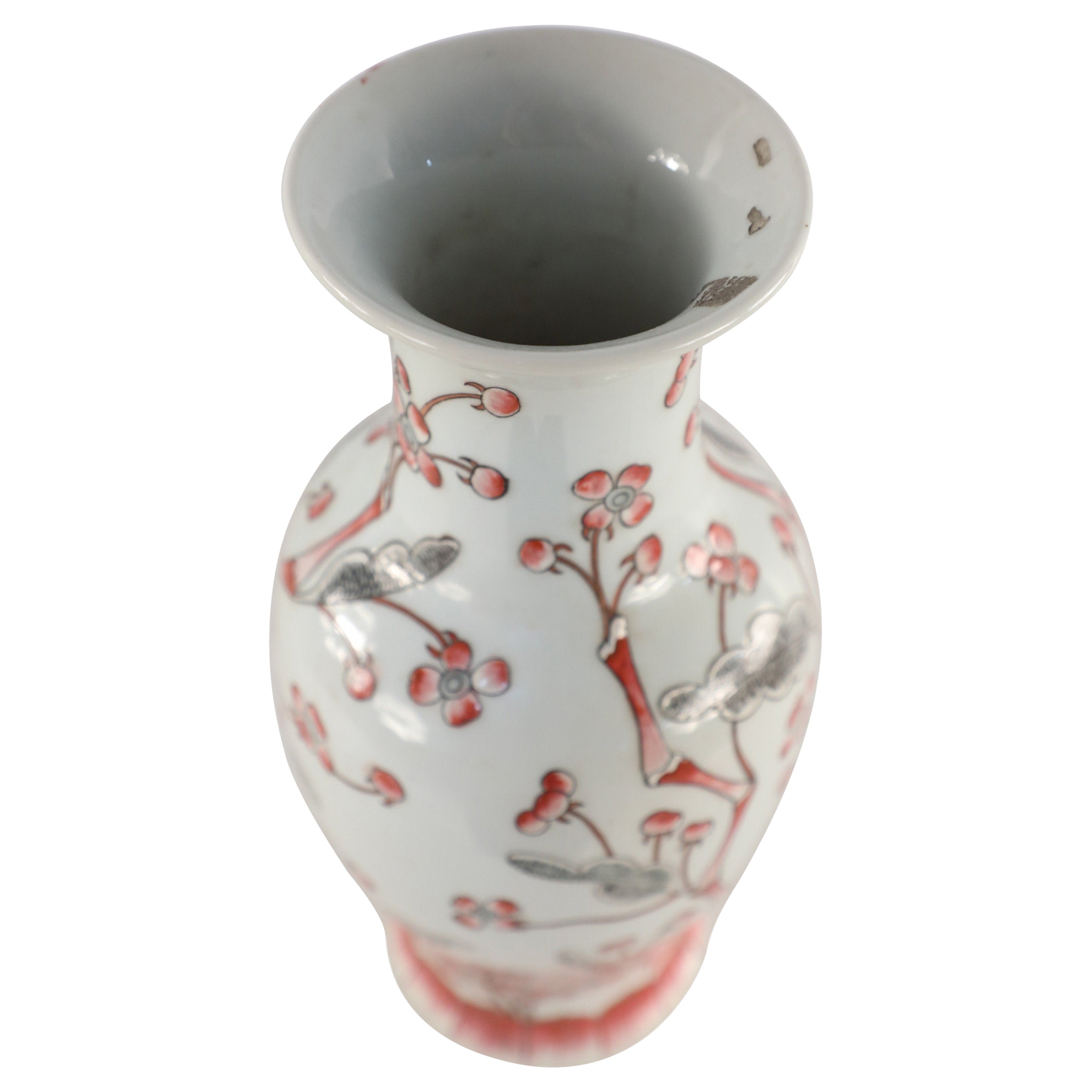 Vase chinois en porcelaine gris clair et rouge en forme de fleur de cerisier