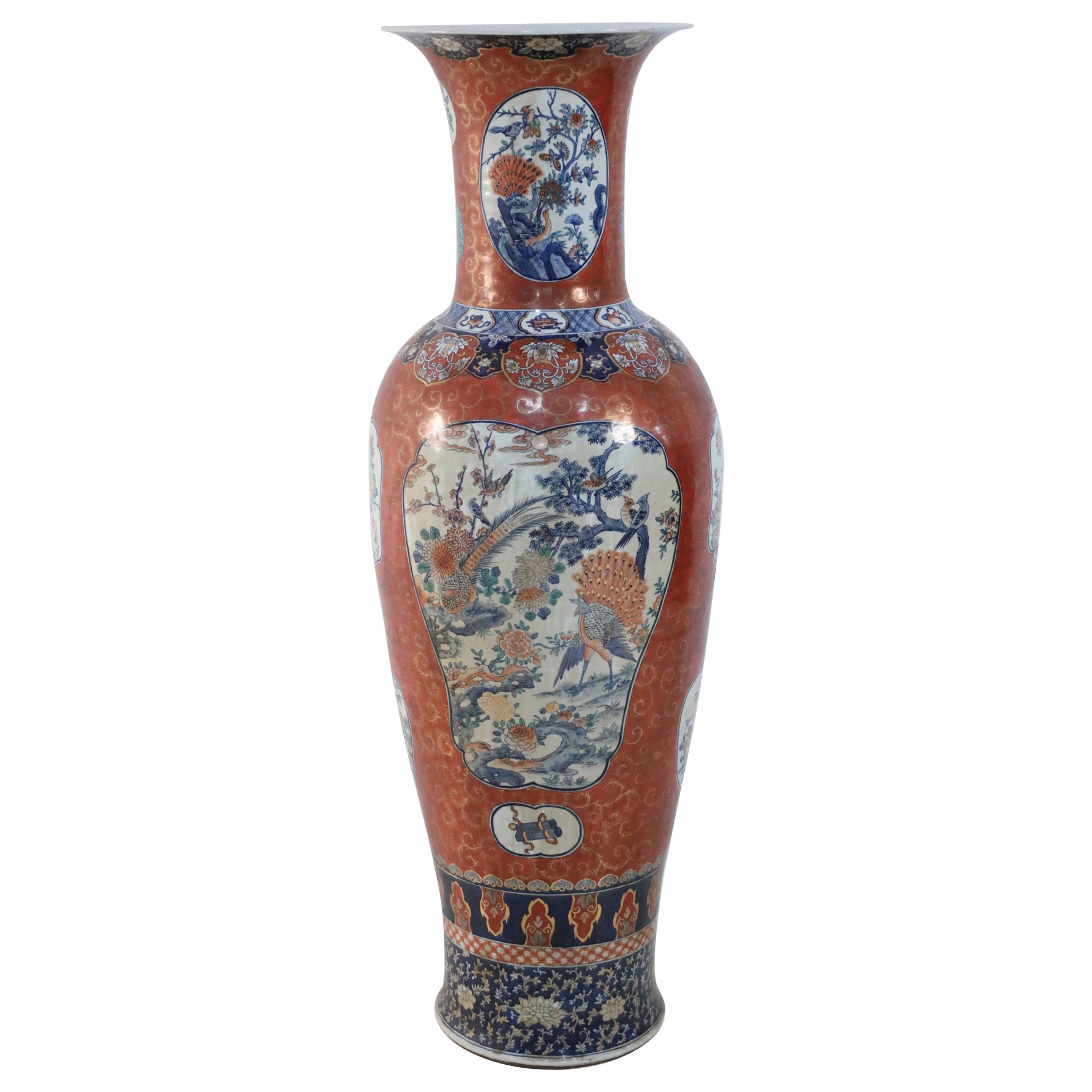 Urna monumentale cinese in ceramica blu e arancione in stile Imari