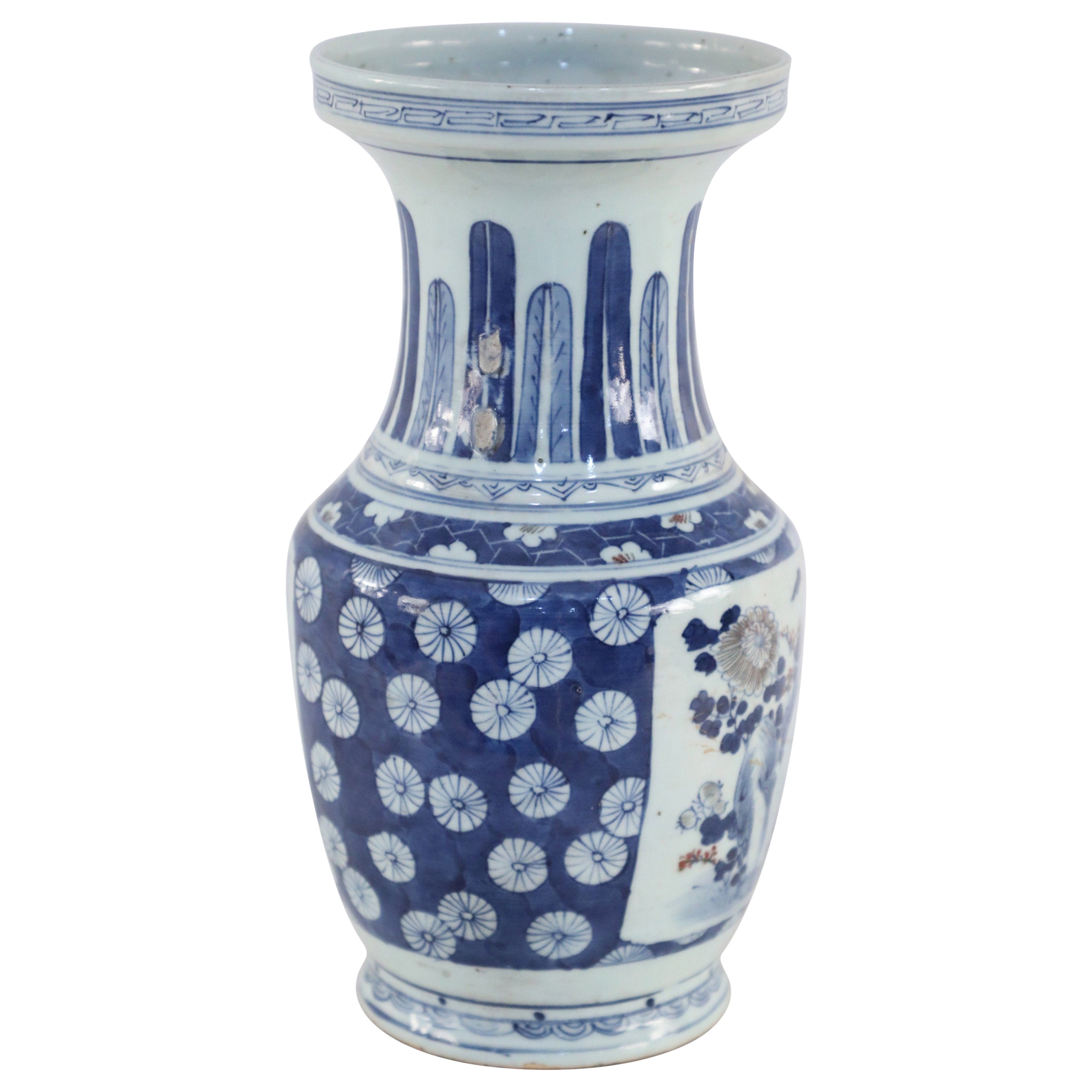 Urne chinoise en porcelaine à motifs floraux et plumes blancs et bleus