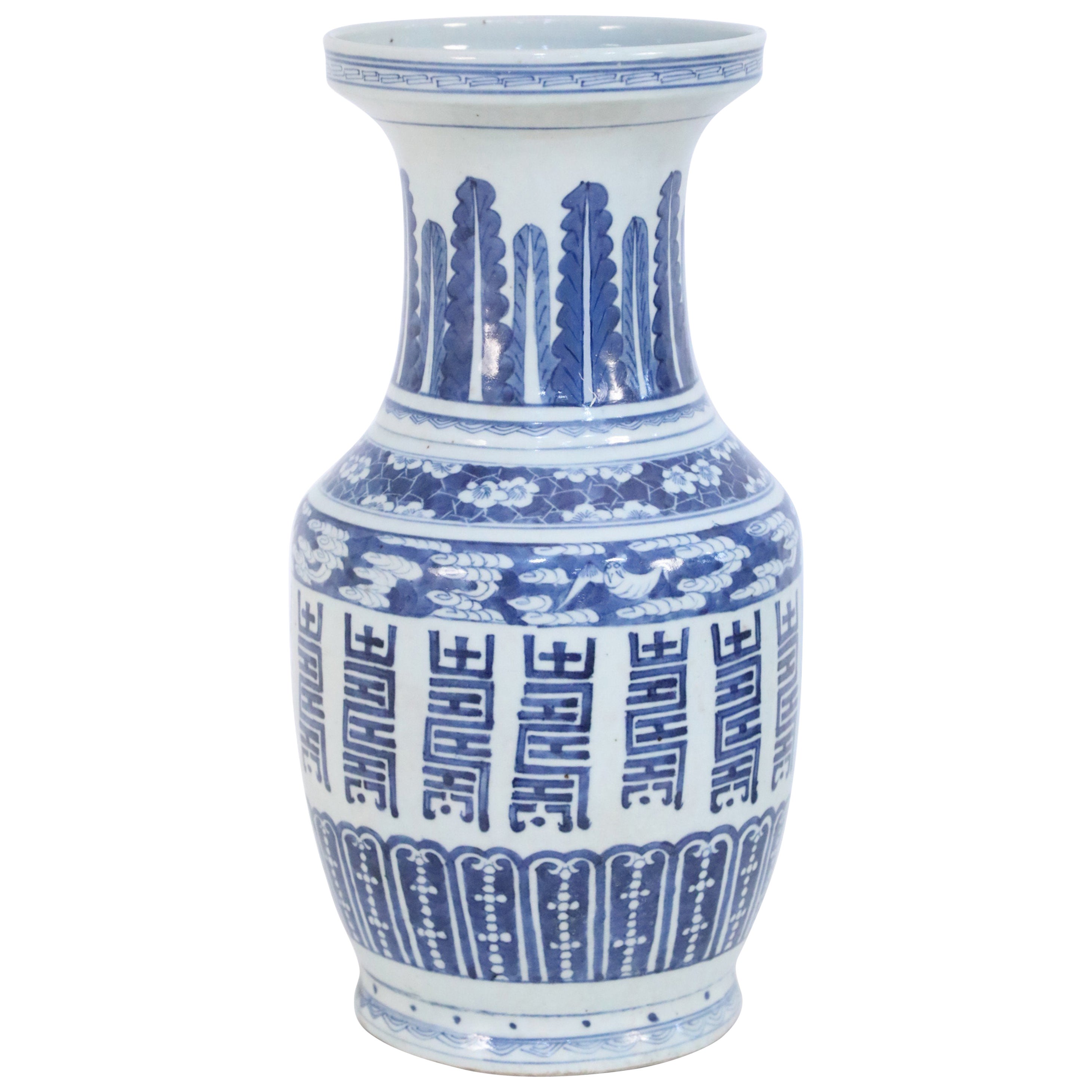 Urna china de porcelana blanca y azul con múltiples motivos