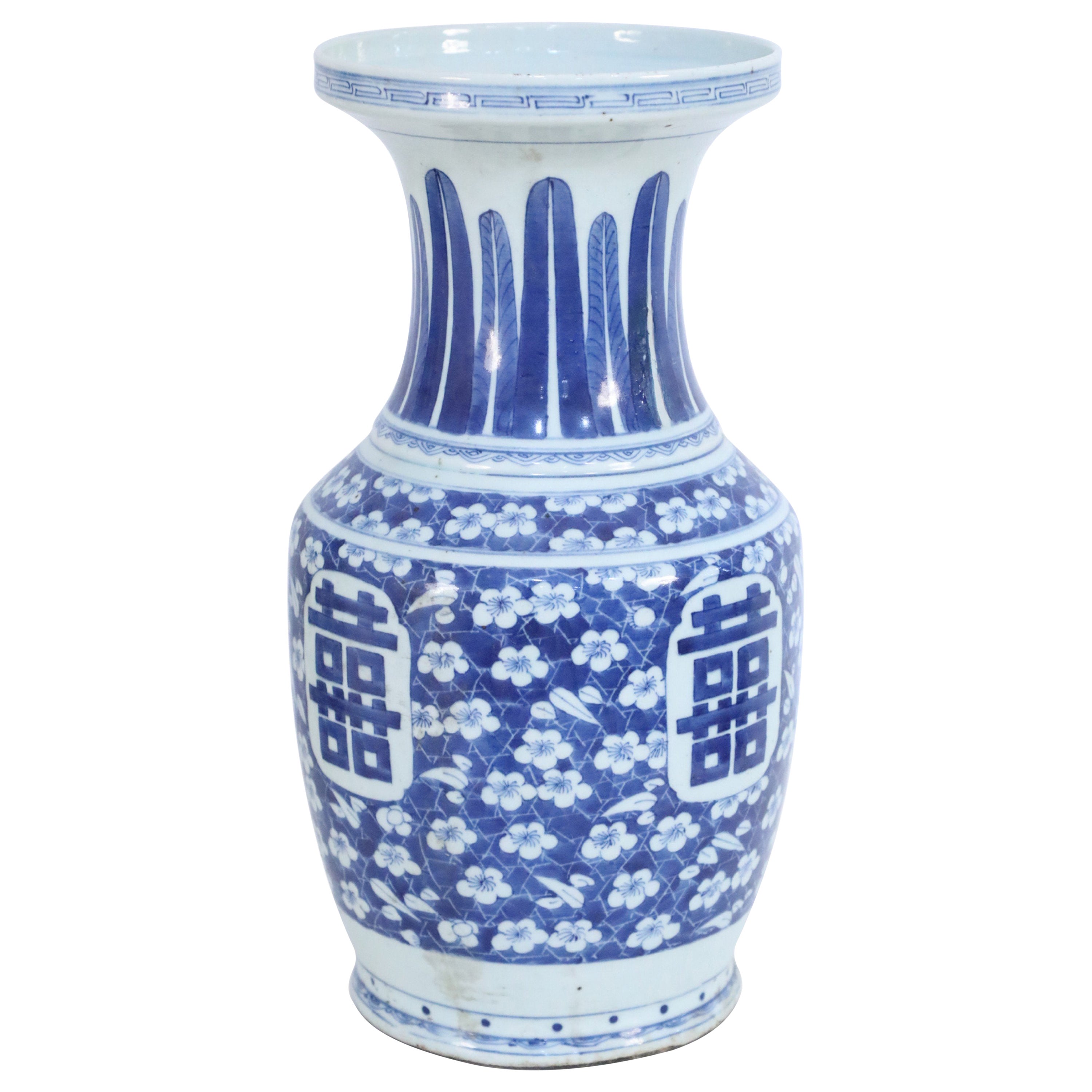 Urne chinoise en porcelaine à motifs floraux et plumes blanches et bleues