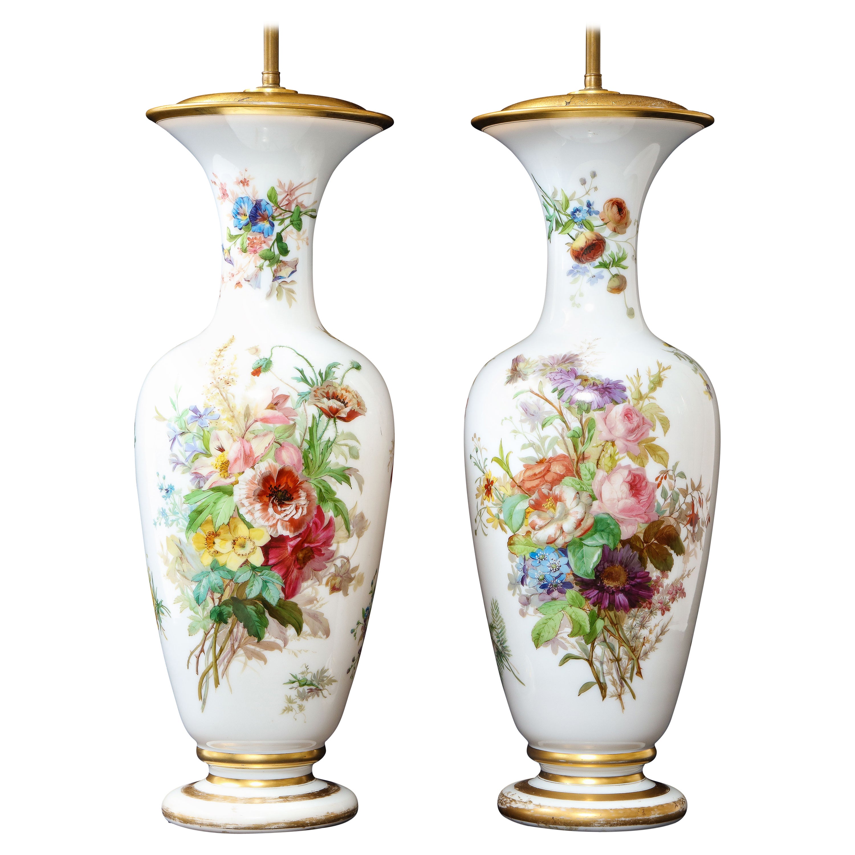 Pareja de jarrones franceses del siglo XIX de cristal opalino blanco de Baccarat montados como lámparas