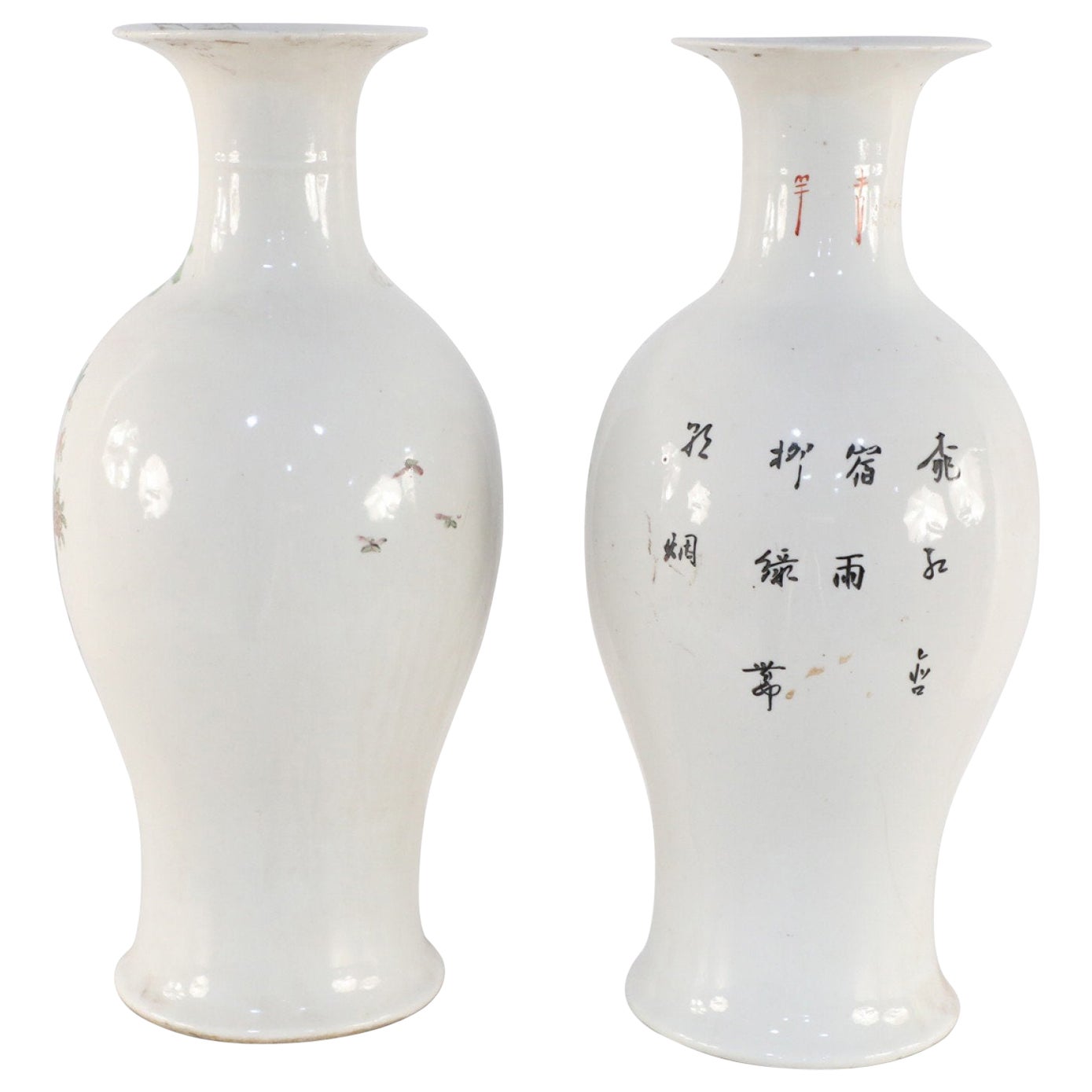 Paire d'urnes chinoises en porcelaine blanche et branches de cerisier