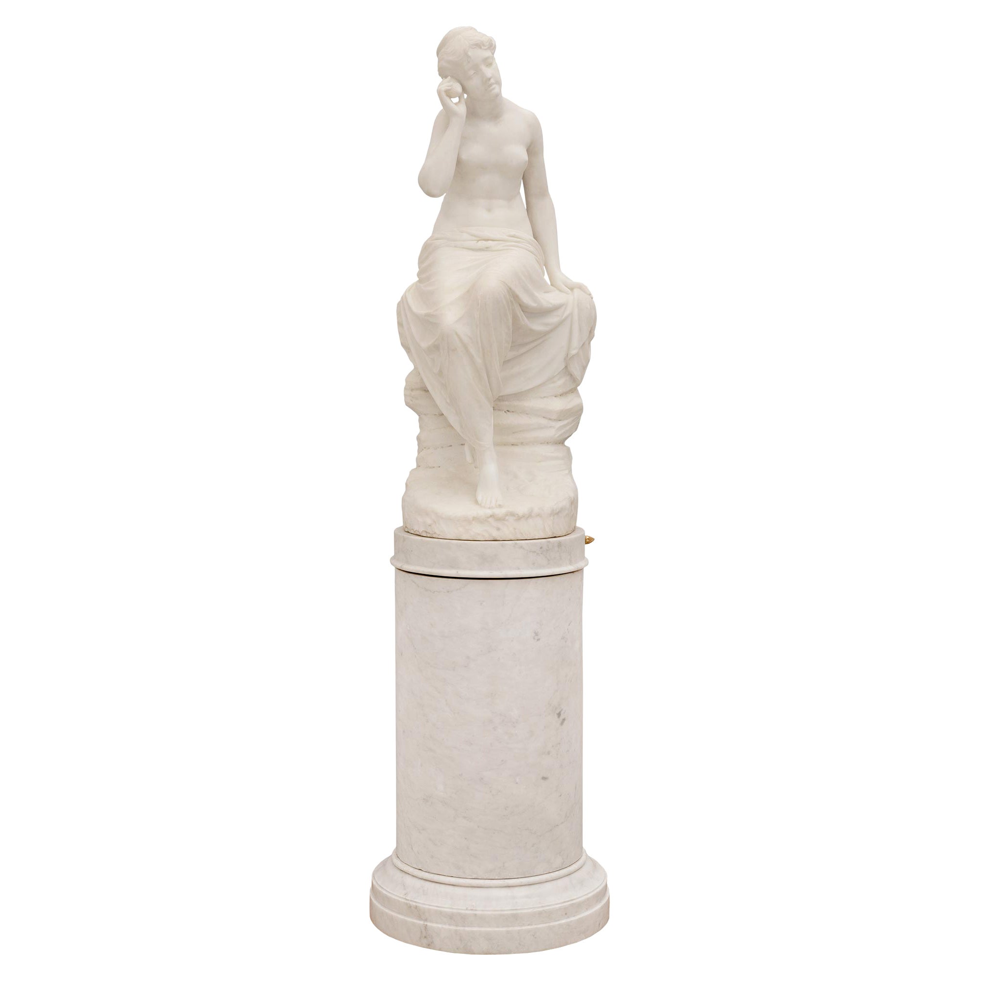 Statue italienne en marbre du 19ème siècle d'une jeune fille avec un coquillage