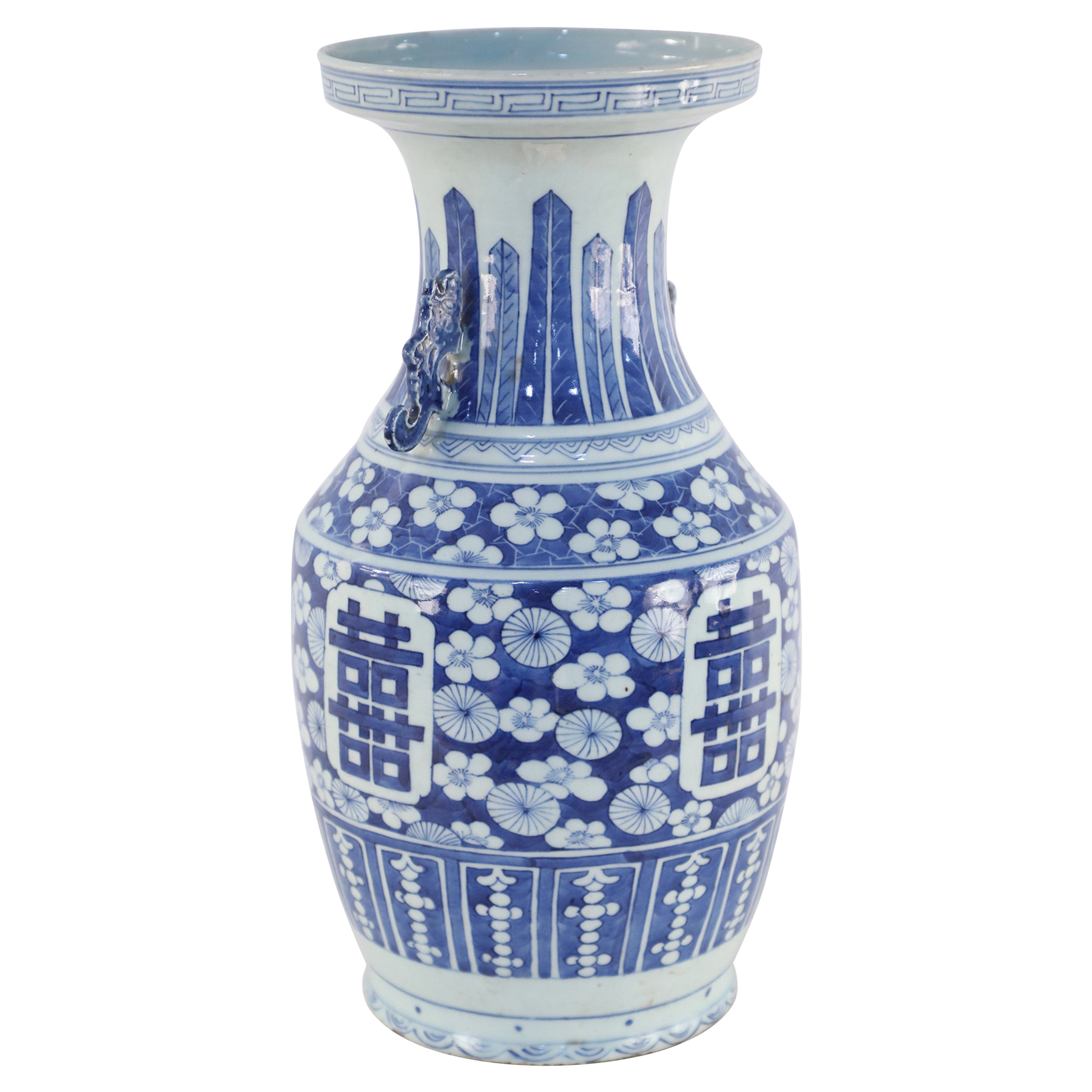 Urne chinoise en porcelaine à motifs floraux et figuratifs blancs et bleus